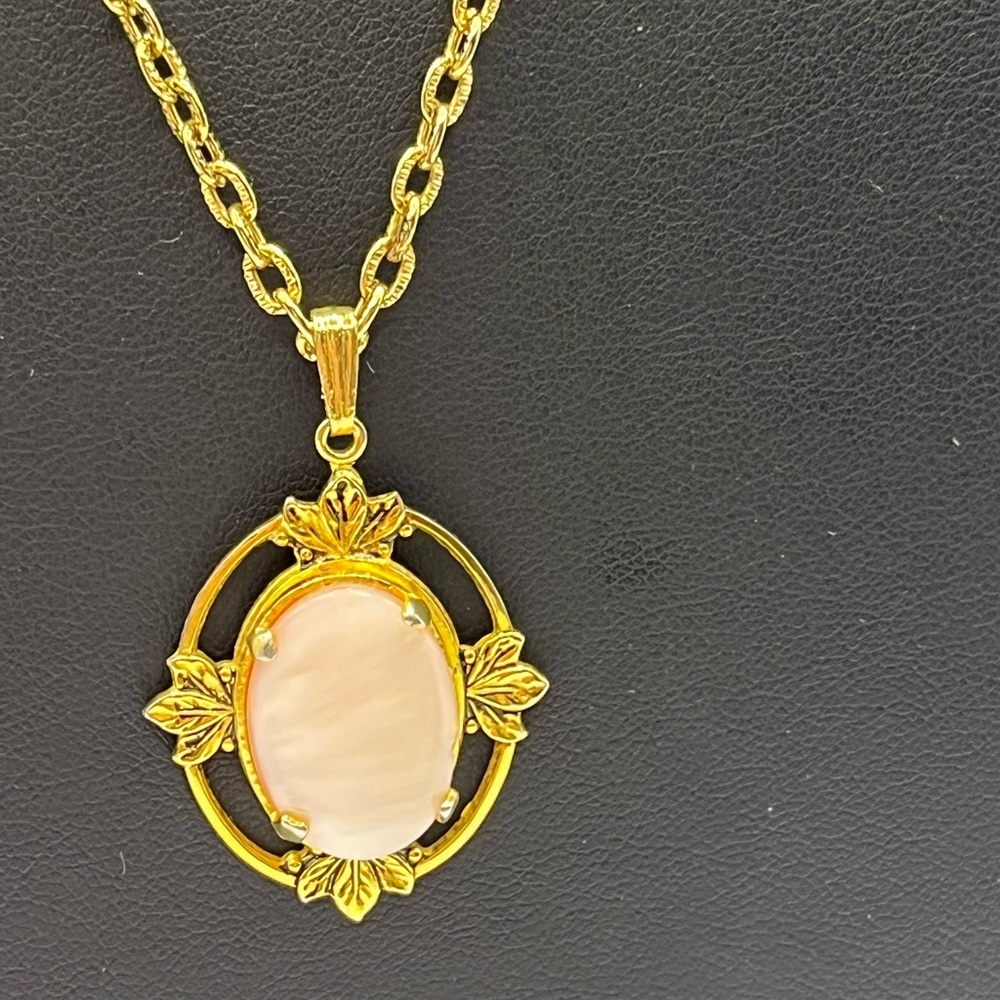 Gold Tone and Light Pink Stone Oval Leaf Pendant Necklace Vintage